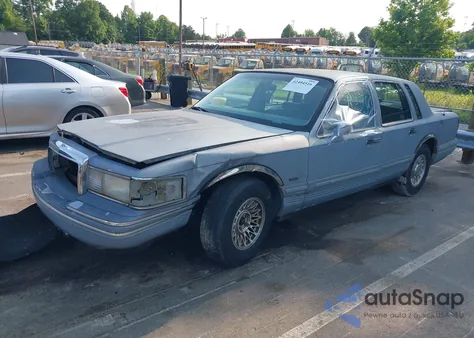 1993 Lincoln Town Car Executive z USA, uszkodzony, nr VIN 1LNLM81W8PY626163